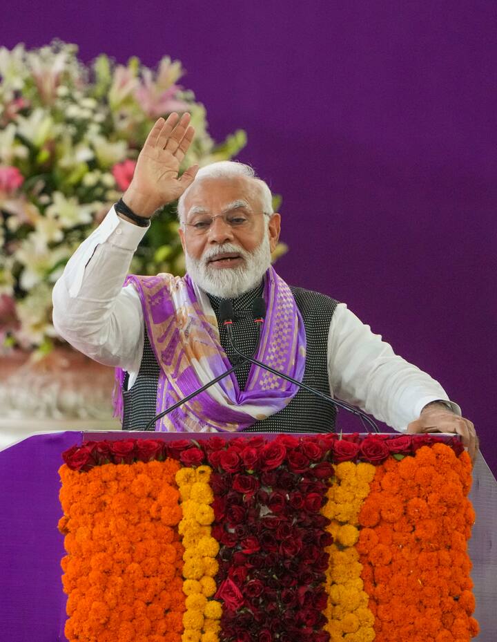 सर्वे में सवाल किया गया कि पीएम की पंसद कौन हैं? इस पर सबसे ज्यादा लोगों ने प्रधानमंत्री नरेंद्र मोदी का नाम लिया. सर्वे में शामिल 57 फीसदी लोगों ने कहा कि हमारी पहली पसंद पीएम मोदी है.