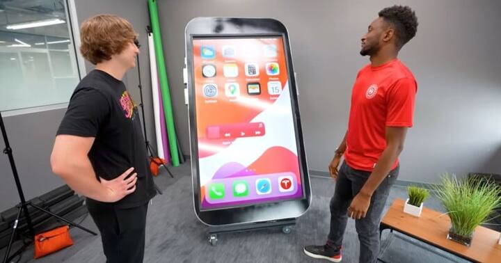 अलिकडे आयफोनच्या नवनवीन मॉडेल्सची अनेकांच्या मनाला भुरळ पडते. आयफोनचा आकार साधारणपणे एक फुटापेक्षाही कमी असतो. पण तुम्ही 8 फूट आकाराचा माणसाच्या उंचीपेक्षाही मोठा आयफोन पाहिला आहे का?