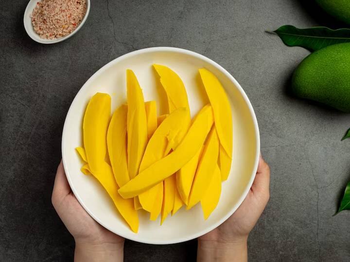How many mangoes can you eat a day read full story आम खाना करते हैं पसंद तो एक दिन में कितना खा सकते हैं? एक्सपर्ट से जानें