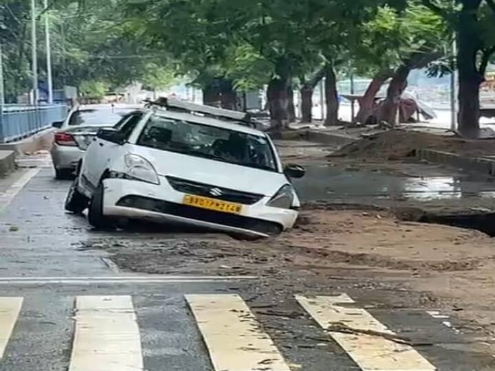 यह तस्वीर वीर चंद पटेल पथ की है. बीजेपी कार्यालय के पास फुटपाथ सड़क धंस गई और चलती कार अचानक उस में फंस गई, हालांकि किसी की हताहत होने की सूचना नहीं है.