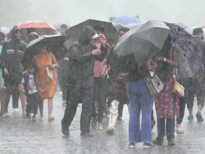 High Tides Hit Marine Drive Road Traffic Hit Due To Waterlogging As Rain Continues To Lash Parts Of Mumbai And Delhi IMD Issues Orange Alert For Mumbai High Tides Hit Marine Drive, Road Traffic Hit Due To Waterlogging As Rain Continues To Lash Parts Of Mumbai And Delhi