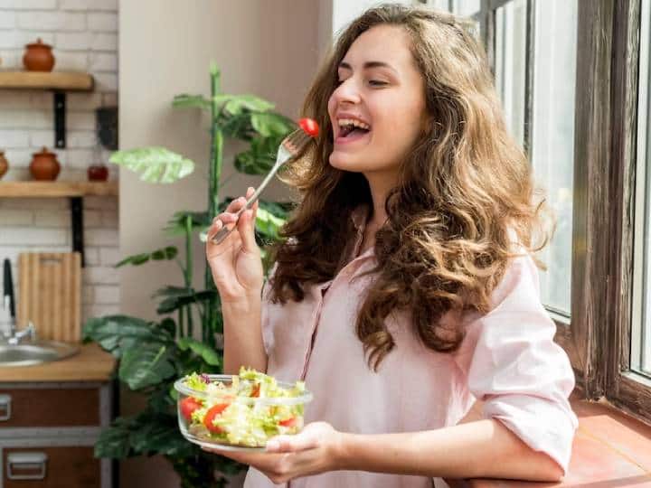 बारिश के मौसम में सलाद खाना हेल्थ के हिसाब से सही है? जानिए खाते वक्त किन बातों का रखना है ध्यान