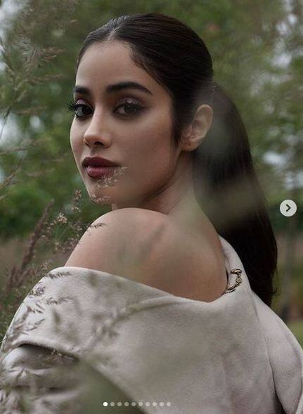 ਅਭਿਨੇਤਰੀ ਜਾਹਨਵੀ ਕਪੂਰ ਆਪਣੇ ਫੈਸ਼ਨ ਸਟੇਟਮੈਂਟਸ ਦੇ ਕਾਰਨ ਹਮੇਸ਼ਾ ਹੀ ਲੋਕਾਂ ਵਿੱਚ ਸੁਰਖੀਆਂ ਵਿੱਚ ਰਹਿੰਦੀ ਹੈ।