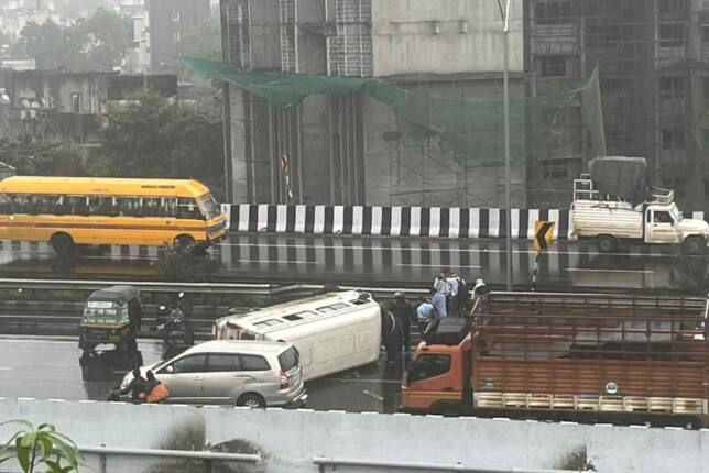 Pune Accident pune private tempo traveler overturned four injured Pune Accident : अचानक स्टेरिंग रॉड तुटला अन् टेम्पो ट्रॅव्हलर पलटी झाला; चांदणी चौकात अपघात, चार जण किरकोळ जखमी