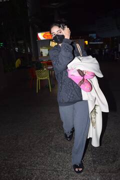 कैमरा देखते ही मुंह छुपाकर भागीं Ananya Panday, पैरों में चप्पल, हाथों मे शॉल लिए एक्ट्रेस के लुक ने भी किया हैरान