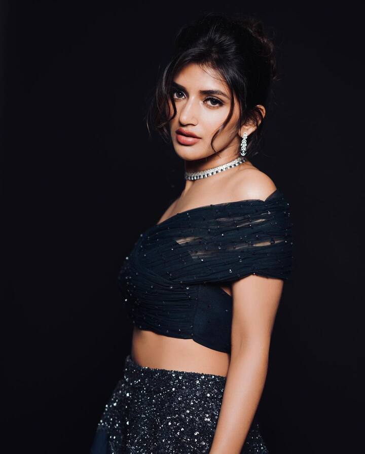 బ్లాక్ డ్రెస్ లో మెస్మరైజ్ చేస్తున్న శ్రీలీల. Image Credit: Sreeleela/ Instagram
