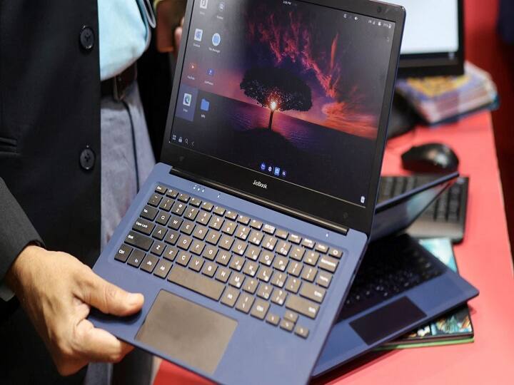 विद्युत सुरक्षा का ध्यान रखें: अपने इलेक्ट्रॉनिक्स गैजेट्स (electronics gadgets) की सुरक्षा को बनाए रखने के लिए बरसात के मौसम में इलेक्ट्रिकल सेफ्टी पर विशेष ध्यान दें. आप उन्हें बारिश और पानी से बचाने के लिए सॉकेट कवर या छतरी का उपयोग कर सकते हैं.