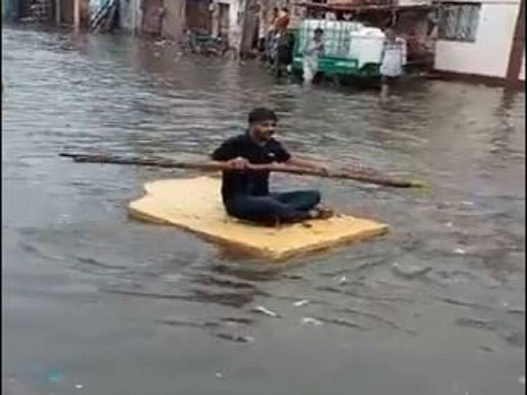 Bad condition due to rain in Delhi young man drives boat on the streets imd rain  India Weather : उत्तर भारतात मुसळधार पाऊस, काही भागात रस्त्यांना नदीचं स्वरुप, वाहतुकीवर परिणाम 