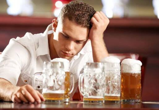 Drinking Alcohol: ਅੱਜ ਕੱਲ੍ਹ ਲੋਕਾਂ ਦੀ ਜੀਵਨ ਸ਼ੈਲੀ ਲਗਾਤਾਰ ਬਦਲ ਰਹੀ ਹੈ। ਕੰਮ ਦੇ ਬੋਝ ਅਤੇ ਵਿਗੜਦੇ ਖਾਣ-ਪੀਣ ਦੀਆਂ ਆਦਤਾਂ ਕਾਰਨ ਅਕਸਰ ਲੋਕਾਂ ਨੂੰ ਕਈ ਸਿਹਤ ਦੇ ਨਾਲ ਸਬੰਧੀ ਸਮੱਸਿਆਵਾਂ ਦਾ ਸਾਹਮਣਾ ਕਰਨਾ ਪੈਂਦਾ ਹੈ। ਸ਼ਰਾਬ ਲੋਕਾਂ ਦੀ ਇਨ੍ਹਾਂ ਆਦਤਾਂ 'ਚੋਂ ਇਕ ਹੈ, ਜੋ ਲੋਕਾਂ ਨੂੰ ਨਾ ਸਿਰਫ ਸਰੀਰਕ ਸਗੋਂ ਮਾਨਸਿਕ ਤੌਰ 'ਤੇ ਵੀ ਨੁਕਸਾਨ ਪਹੁੰਚਾਉਂਦੀ ਹੈ। ਵੱਖ-ਵੱਖ ਲੋਕਾਂ ਦੀਆਂ ਸ਼ਰਾਬ ਪੀਣ ਦੀਆਂ ਵੱਖੋ-ਵੱਖਰੀਆਂ ਆਦਤਾਂ ਹੁੰਦੀਆਂ ਹਨ। ਜਦੋਂ ਕਿ ਕੁਝ ਲੋਕ ਇਸ ਦਾ ਸੇਵਨ ਸੰਜਮ ਵਿੱਚ ਕਰਦੇ ਹਨ, ਕੁਝ ਲੋਕ ਬਹੁਤ ਜ਼ਿਆਦਾ ਸ਼ਰਾਬ ਪੀਂਦੇ ਹਨ।