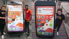 काय सांगता...? 8 फूट उंचीचा iPhone, पाहून डोळे विस्फारतील; यूट्यूबरचा पराक्रम