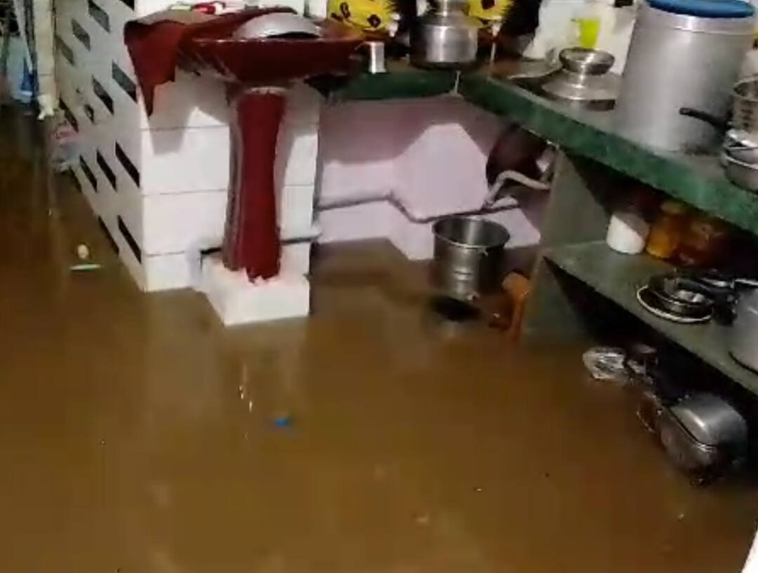 Gujarat Rain: જામકંડોરણામાં 1 કલાકમાં 3 ઈંચ વરસાદ ખાબકતા જળબંબાકાર, ઘરોમાં ધૂસ્યા પાણી Gujarat Rain Raydi village of Rajkot received 3 inches of rain in 1 hour Gujarat Rain: જામકંડોરણામાં 1 કલાકમાં 3 ઈંચ વરસાદ ખાબકતા જળબંબાકાર, ઘરોમાં ધૂસ્યા પાણી
