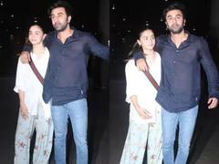 Ranbir Kapoor-Alia Bhatt Pics: બોલિવૂડનું આ ક્યૂટ કપલ એરપોર્ટ પર થયું સ્પોટ, આપ્યા શાનદાર પોઝ