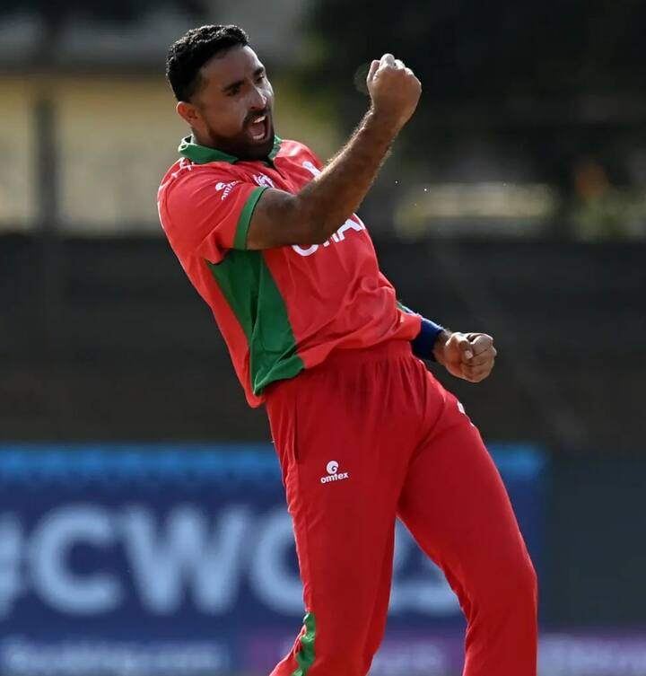 பின்னர் களமிறங்கிய அகிப் இல்யாஸ்,அயான் கான் ஆகியோர் அவர்களின் பங்களிப்பை கொடுத்தனர். இதனால் ஓமன் அணி 333 இலக்கை நோக்கி நகர்ந்தது.