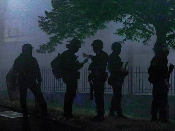 आंदोलनानं हिंसक वळण घेतलं. आंदोलकांनी पोलिसांच्या गाड्या पेटवल्या. त्यानंतर रस्त्यावरच्या  वाहनांनी देखील आग लावली, घरांचंही नुकसान केलं, तोडफोड केली. (Image Source: Getty)