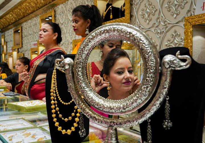 বিয়ে, অন্নপ্রাশন, শুভকাজে-শুভতিথিতে হোক বা পছন্দের বিনিয়োগ। সোনার চেয়ে দামি বোধহয় খুব কমই আছে। এমন বাঙালি খুঁজে পাওয়া ভার দিনের শুরুতে সোনা-রুপোর দামের দিকে চোখ যায় না যাঁর। দেশের এক এক জায়গায় এক একদিন এক একরকম থাকে সোনা-রূপার দর।