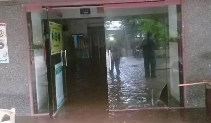 Gujarat Rain Live Updates: ભારે વરસાદથી જામનગરમાં જળબંબાકાર, બપોરે બાર વાગ્યા સુધીમાં સાત ઈંચ વરસાદ ખાબક્યો Gujarat Rain Live Updates: Heavy rain lashed Navsari, Kutch, Junagadh, Valsad and Tapi Gujarat Rain Live Updates: ભારે વરસાદથી જામનગરમાં જળબંબાકાર, બપોરે બાર વાગ્યા સુધીમાં સાત ઈંચ વરસાદ ખાબક્યો