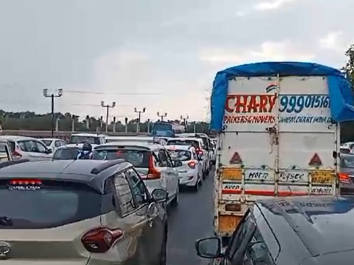 Noida three kilometer long traffic jam on Mahamaya flyover due to monsoon rain ANN Noida News: नोएडा में महामाया फ्लाईओवर पर तीन किलोमीटर लगा लंबा जाम, कई घंटों से लोग हैं परेशान