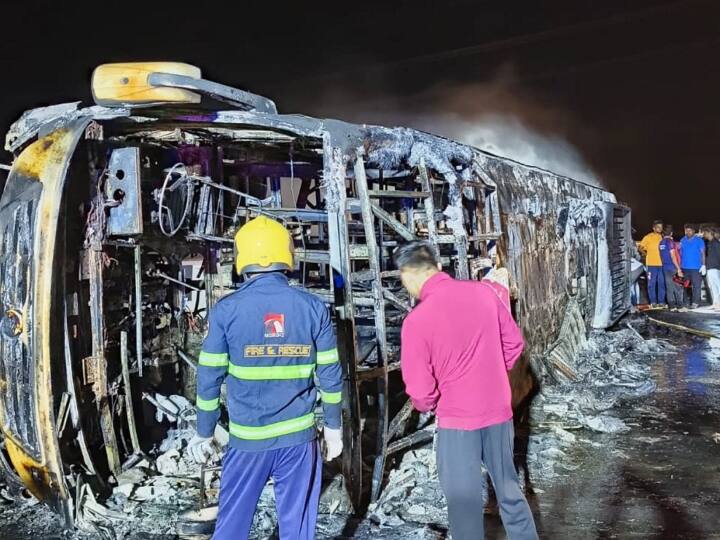 महाराष्ट्र के बुलढाणा जिले में समृद्धि एक्सप्रेस-वे पर एक यात्री बस में आग लगने से 25 यात्रियों की झुलस कर मौत हो गई. यह जानकारी पुलिस ने शनिवार को दी.