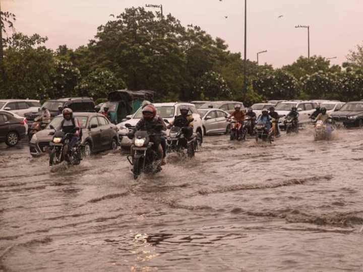 Weather Today: देशभर के ज्यादातर राज्यों में मानसून की बारिश कहर बनकर बरस रही है. गुजरात, महाराष्ट्र, हिमाचल प्रदेश, असम में झमाझम बारिश की वजह से कई दिक्कतों का सामना करना पड़ रहा है.