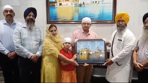 Chief Secretary took over the important responsibility of Punjab Anurag Verma along with his family paid obeisance to Sri Darbar Sahib ਮੁੱਖ ਸਕੱਤਰ ਪੰਜਾਬ ਦੀ ਜ਼ਿੰਮੇਵਾਰੀ ਸਾਂਭਣ ਤੋਂ ਬਾਅਦ ਸ੍ਰੀ ਦਰਬਾਰ ਸਾਹਿਬ ਹੋਏ ਨਤਮਸਤਕ, ਕਿਹਾ - ਸਰਬਤ ਦੇ ਭਲੇ ਦੀ ਅਰਦਾਸ ਕਰਨ ਤੇ ਦਿਨ-ਰਾਤ ਇੱਕ ਕਰਕੇ ਕੰਮ....