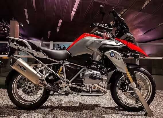 या यादीत चौथी बाईक BMW R आहे. ही एक एडव्हेंचर सेगमेंट बाईक आहे, याचं वजन सुमारे 229 किलो आहे. यामध्ये 1170cc इंजिन आहे. कंट्रोलिंग सुधारण्यासाठी यात ड्युअल चॅनल एबीएस ब्रेकिंग सिस्टीम देण्यात आली आहे.