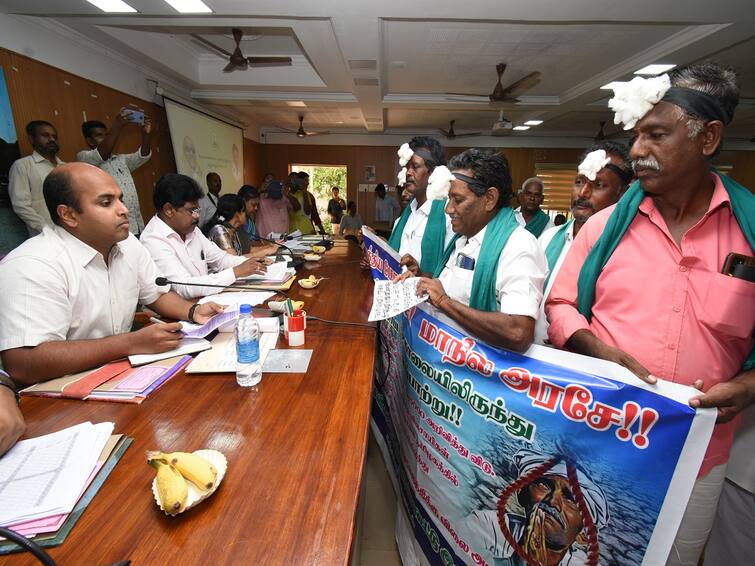 Thanjavur farmers wore black bands on their foreheads to insist on getting water to the store area TNN Thanjavur: கடைமடை பகுதிக்கு  நீர் கிடைக்க வலியுறுத்தி நெற்றியில் கருப்பு பட்டையுடன் தஞ்சை விவசாயிகள்