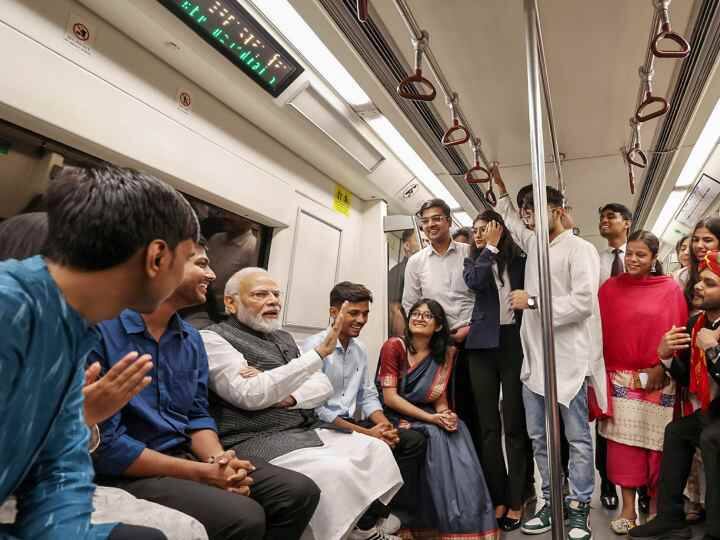 दिल्ली विश्वविद्यालय (DU) के शताब्दी समारोह समापन प्रोग्राम में शामिल होने के लिए प्रधानमंत्री नरेंद्र मोदी ने शुक्रवार (30 जून) को दिल्ली मेट्रो से सफर किया.