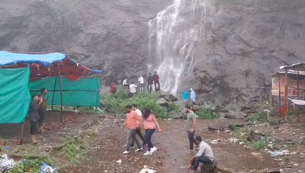 मुंबई, पुण्यासह महाराष्ट्राच्या विविध भागांतून पर्यटक लोणावळ्यात दाखल होतात. भुशी धरण हे पर्यटकांचे विशेष आकर्षण आहे. तरुणांपासून लहानग्यांपर्यंत सर्वच पर्यटक भुशी धरणावर बघायला मिळतात.