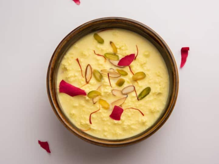 Badam Kesar Kheer: अगर आपको मीठा खाने की क्रेविंग हो रही है और आप कुछ अलग हटकर टेस्ट करना चाहते हैं तो हम आपको घर में ही केसर और बादाम खीर बनाने की रेसिपी बता रहे हैं. ये वाकई बहुत लजीज होती है.