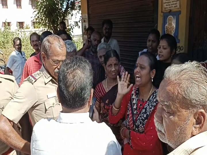 மயிலாடுதுறையில் சாலையை சீரமைக்க கோரி  முட்களை போட்டு போராடிய மக்கள்