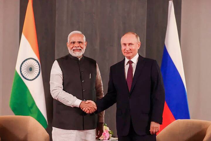 প্রধানমন্ত্রী নরেন্দ্র মোদির (PM Narendra Modi) উদ্যোগের প্রশংসা রাশিয়ার প্রেসিডেন্টের (Russian President)। মোদির 'মেক ইন ইন্ডিয়া'-র স্পষ্ট প্রভাব পড়েছে ভারতীয় অর্থনীতিতে। এমনই মন্তব্য করলেন ভ্লাদিমির পুতিন (Vladimir Putin)। RT সূত্রের খবর।