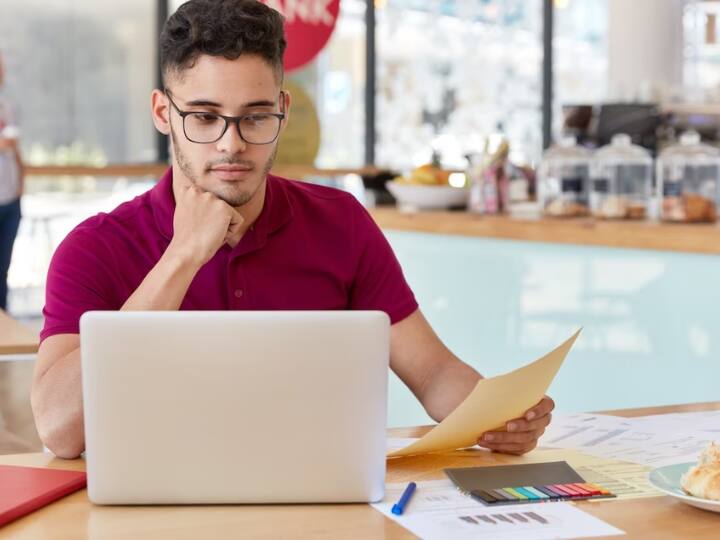 समय न होने के कारण महिला ने ज्यादातर कंटेंट AI से लिया और उसे थोड़ा बहुत मॉडिफाई कर क्लाइंट को दे दिया. क्लाइंट ने इस कंटेंट को AI-content detector की मदद से चेक किया जोकि हर कंपनी अमूमन बैकएंड पर करती है.