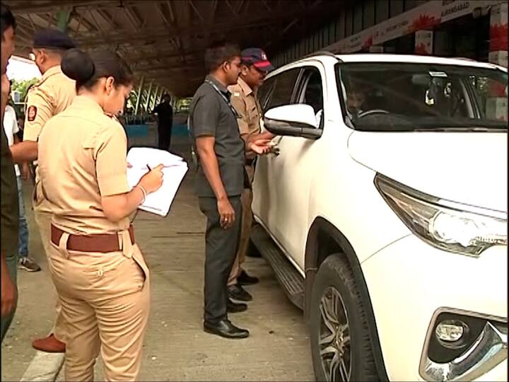 यावेळी एका गाडीचं किलोमीटर अधिक झाल्याने ती गाडी ताफ्यात वापरता येणार नसल्याचे सांगत आरटीओच्या अधिकाऱ्यांनी 'रेड सिग्नल'  दिल्याने ती गाडी बाहेर काढावी लागली.