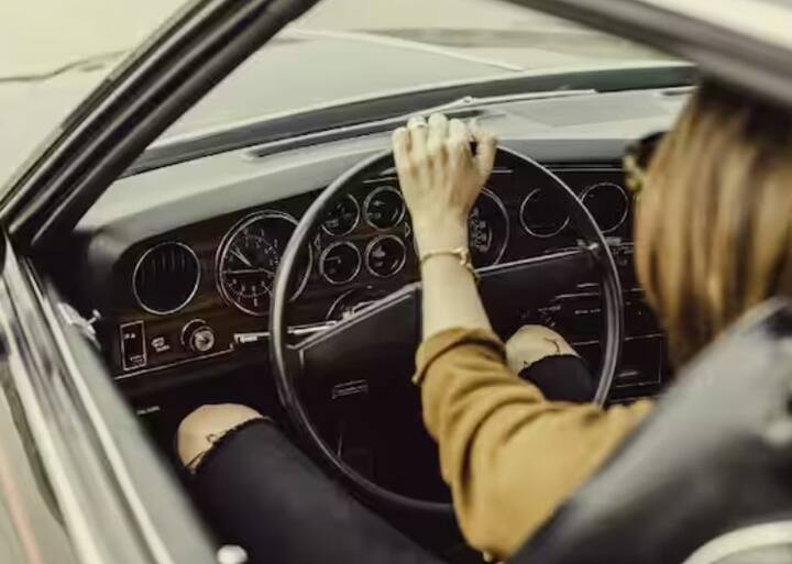 ਤੁਸੀਂ ਘਰ ਬੈਠੇ ਹੀ ਆਪਣੇ ਸਮਾਰਟਫੋਨ ਜਾਂ ਕੰਪਿਊਟਰ ਦੀ ਮਦਦ ਨਾਲ ਵਾਹਨ ਦੇ ਚਲਾਨ ਨੂੰ ਆਨਲਾਈਨ ਚੈੱਕ ਕਰ ਸਕਦੇ ਹੋ। ਸੜਕਾਂ ’ਤੇ ਲੱਗੇ ਕੈਮਰਿਆਂ ਵੱਲੋਂ ਟਰੈਫਿਕ ਨਿਯਮਾਂ ਦੀ ਉਲੰਘਣਾ ਕਰਨ ’ਤੇ ਆਨਲਾਈਨ ਚਲਾਨ ਕੱਟੇ ਜਾਂਦੇ ਹਨ। ਜਿਸ ਬਾਰੇ ਲੋਕਾਂ ਨੂੰ ਪਤਾ ਵੀ ਨਹੀਂ ਹੈ।