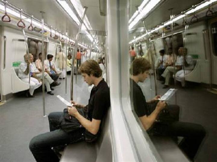 क्या हैं ऐप की विशेषताएं: डीएमआरसकी ट्रैवल ऐप में बहुत सारी सुविधाएं और लाभ हैं. ऐप में ट्रैवल प्लानर, किराया कैलकुलेटर, स्टेशन की   जानकारी और स्मार्ट कार्ड रिचार्ज जैसी यात्री केंद्रित सुविधाएं हैं. यह इंटरचेंज स्टेशनों सहित मूल से गंतव्य तक मार्ग की जानकारी भी दिखाता   है. यात्री लेनदेन इतिहास भी देख सकता है, उसी मूल-गंतव्य और वापसी यात्रा के लिए टिकट दोबारा बुक कर सकता है.