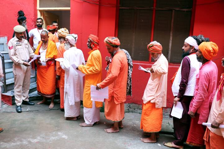 শুরু হল এবছরের অমরনাথ যাত্রা।জমমু বেস ক্যাম্প থেকে  প্রথম পর্যায়ের যাত্রার সূচনা করলেন লেফটান্যান্ট গভর্নর মনোজ সিন্হা। পহলগাঁও ও বালতালের উদ্দেশে রওনা দিলেন যাত্রীরা।