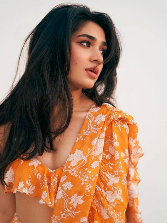 இளம் நடிகை க்ரித்தி ஷெட்டியின் அழகிய புகைப்படங்கள்!