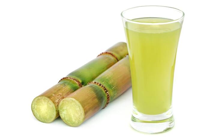 थकान दूर करने के लिए आप गन्ने का रस भी पी सकते हैं. यह ना सिर्फ शरीर में पानी की कमी दूर करता है, बल्कि खोई हुई एनर्जी को तेजी से वापस लाने का काम करता है.