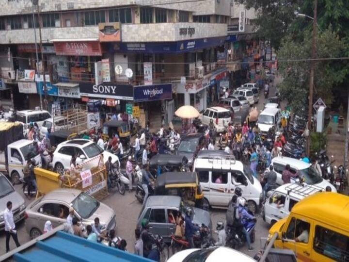 maharashtra news nashik news Warden will be appointed to break traffic jam in Nashik city Nashik Police : नाशिक वाहतूक पोलिसांना वार्डनची गरज, विनामानधन कामासाठी युवकांकडून अर्ज मागविले