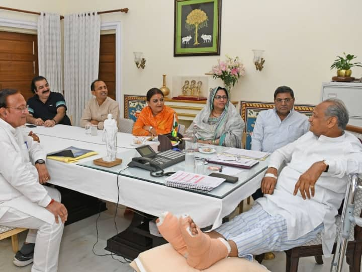 CM Ashok Gehlot Govt Cabinet Meeting held at Chief Minister residence Rajasthan Rajasthan: CM अशोक गहलोत कैबिनेट का बड़ा फैसला, 6 महीने में मिलेगा पहला इंक्रीमेंट, जयपुर ग्रामीण बनेगा नया जिला