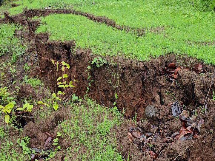 कोकणातील सह्याद्री खोऱ्यातील नांदीवसे गावातील..भला मोठा डोंगर आणि त्यात वसलेले हे दीड हजार लोकवस्तीच राधनगर..हे सध्या पावसात भीतीच्या छायेखाली जगत आहे..कारण ज्या डोंगराच्या पायथ्याशी लोकवस्ती आहे. आता त्याच डोंगराला वरच्या बाजूने लोठमोठ्या भेगा पडल्या आहेत..दोन वर्षापूर्वी कोकणातील पावसाळ्यात महाडमधील तळीये आणि रत्नागिरी खेड मधील पोसरे येथे डोंगर,दरड खाली सरल्याने त्यात अनेकांचा मृत्यु झाला होता..या जखमा ताज्या असतानाच आता राधानगर येथील डोंगराला पहिल्याच पावसात भेगा गेल्या आहेत..