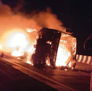 Accident : बुलढाण्यात बस अपघातात 25 प्रवाशांचा होरपळून मृत्यू