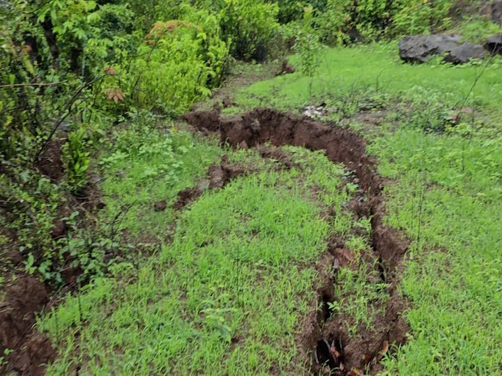 गेली दोन वर्ष या डोंगराला ठिकठिकाणी भेगा जाऊन डोंगर खचतोय..या पडलेल्या भेगांमध्ये पावसाचे पाणी आत गेल्याने या भेघांची तीव्रता अधिकच वाढत आहे..त्यामुळे या डोंगराच्या भागांतील वस्तीला धोका निर्माण झालाय..