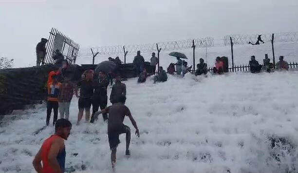 भुशी डॅमच्या पायऱ्यावरून आणि सांडव्यांवरून पाणी वाहत आहे. तसेच परिसरातील धबधबेदेखील वाहू लागले आहेत.