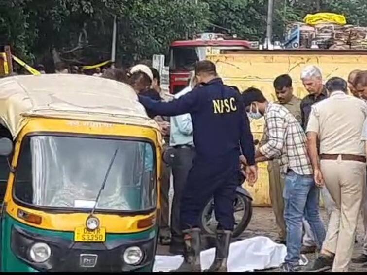 Delhi Rains Autorickshaw falls into ditch filled with rainwater, Driver Dead Delhi Rains: భారీ వర్షాలకు ఢిల్లీ రోడ్లు జలమయం, గుంతలో పడి ఆటో డ్రైవర్ మృతి