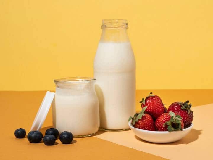 Mixing Fruits With Milk Know The Major Side Effects Of Combining Both दूध के साथ फल मिलाकर खाना सही है या नहीं? हेल्थ एक्सपर्ट दोनों को साथ खाने से क्यों करते हैं मना