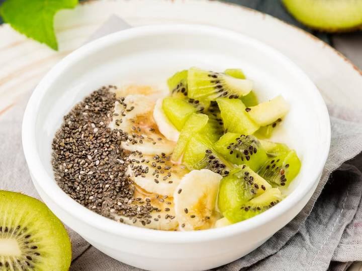 एक ठंडा गिलास लें, उसमें ग्रेनोला को पहली परत के रूप में रखें, उसके ऊपर मेवे और सूखे मेवे डालें, फिर कीवी के साथ क्रीम मिश्रण का एक स्कूप डालें. फिर प्रक्रिया को दोहराएं.