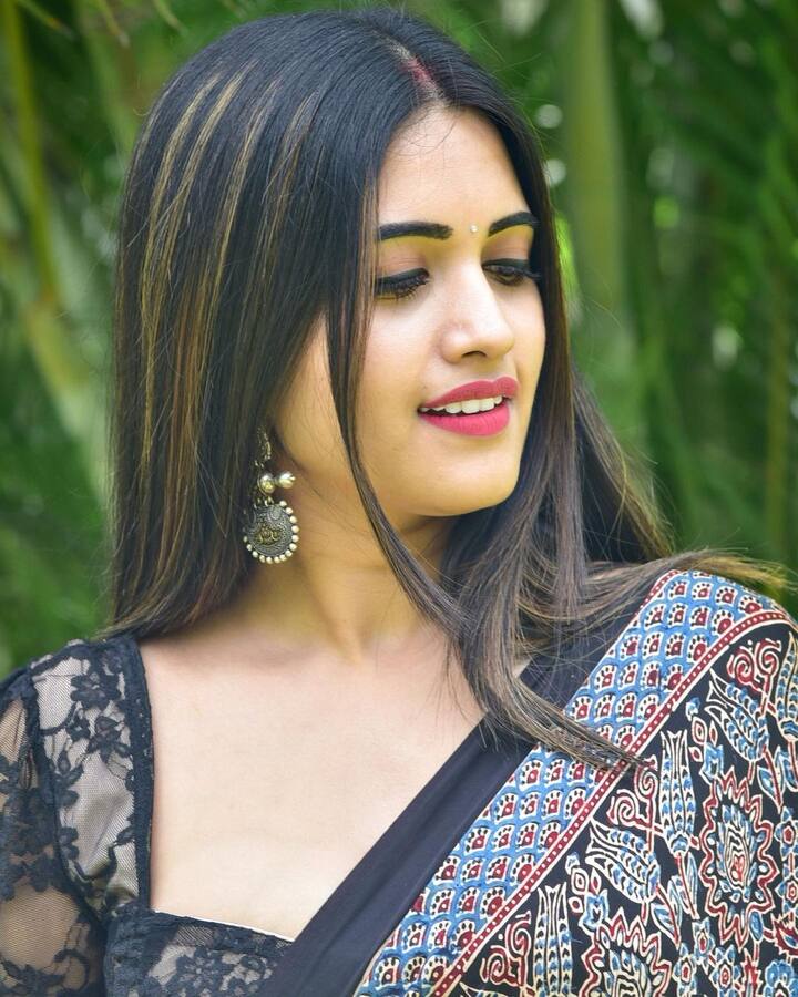 స్రవంతి చొక్కారపు అందమైన ఫోటోలు