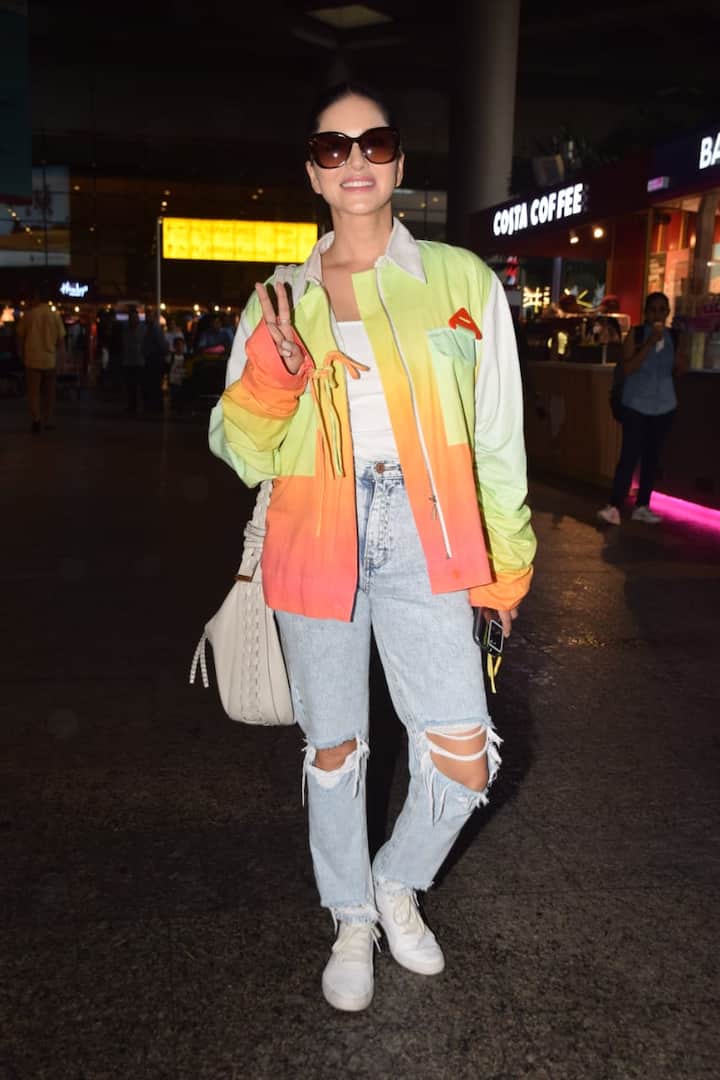 এছাড়া একাধিক দক্ষিণী ছবিতে অভিনয় করছেন সানি। তামিল, তেলুগু, মালয়লম একগুচ্ছ ছবি রয়েছে তাঁর ঝুলিতে।