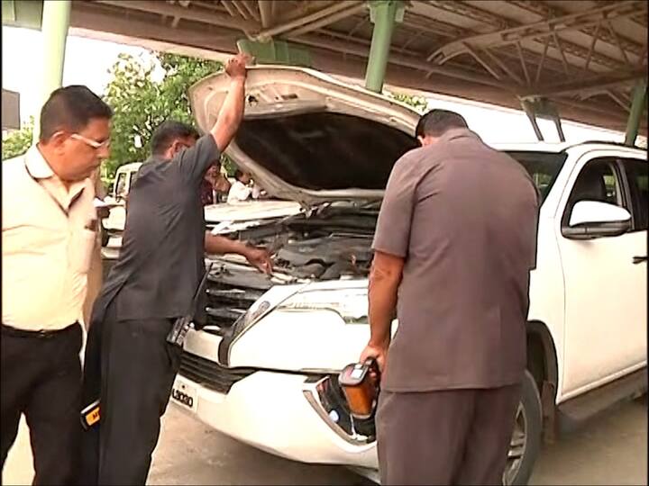 मुख्यमंत्री शिंदे यांच्या ताफ्यातील वाहनांनाच्या इंजन आणि इतर गोष्टींची देखील यावेळी तपासणी करण्यात आली.